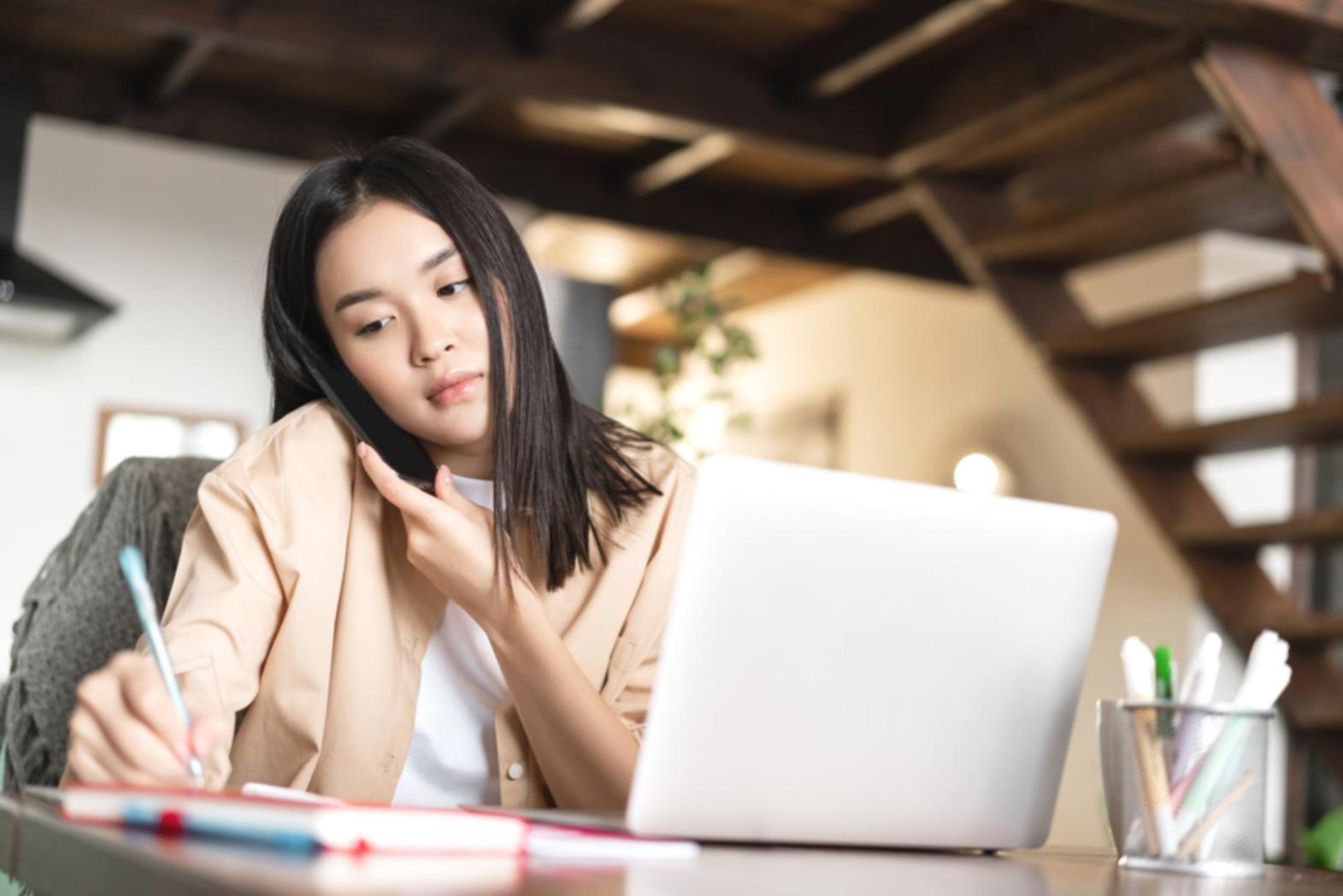 Arbeitsumgebung mit SEO-Analysen und technischen Dokumenten